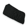 Schwarzes Winter-Strickstirnband mit Blume