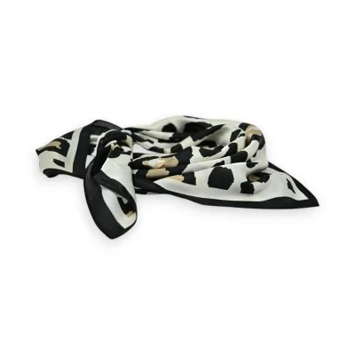 Lenço Quadrado de Cetim com Estampa de Leopardo