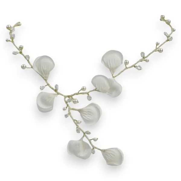 Colar Pétalas de Rosa Brancas - Acessório de Casamento Elegante