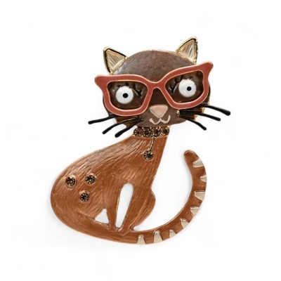 Sitzende Katzen-Brosche mit dunkelbraunem Kopf, beige-braunem Körper, Tabby-gestreiftem Schwanz nach vorne gekringelt, rosa-kora