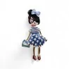 Pregadeira figurinha marinheira com coque alto preto e laço às riscas Breton azul e branco, óculos redondos vermelhos, lenço ver