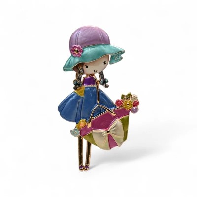 Spilla figurale vintage bambina con un cappello cloche viola e turchese con un piccolo fiore rosa, due trecce castane che incorn