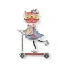 Vista frontal del broche gato pelirrojo en patinete, boina coral con flor azul, gafas amarillas oversize, pañuelo arcoíris, capa