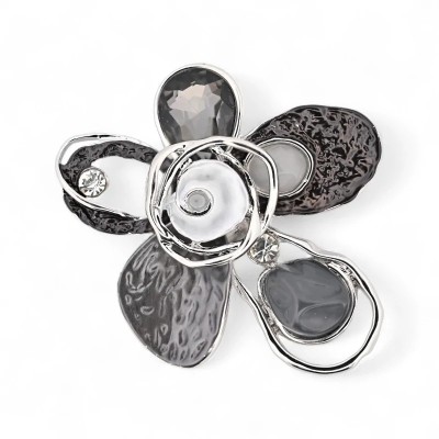 Vista frontal da pregadeira flor abstrata, cinco pétalas assimétricas em cristal fumo, metal preto martelado, cabochão pérola e 