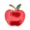 Vista frontal del broche manzana roja, cuerpo en esmalte rojo cereza brillante con mordisco ondulado oro rosa e interior crema, 