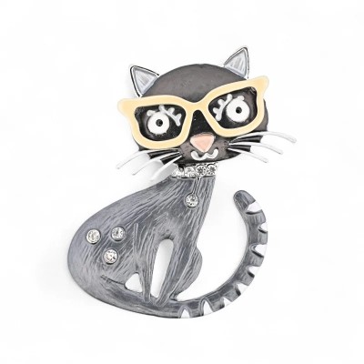 Vista frontale della spilla gatto vintage con occhiali, testa antracite con occhiali wayfarer crema, corpo grigio spazzolato con