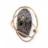 Vista frontal del broche escultura oro rosa, piedra ovalada antracita martillada con tres cristales facetados y dos lazos de hil