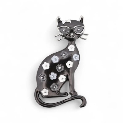 Vista frontal del broche gato floral, gato antracita sentado con gafas wayfarer plata, lazo blanco entre las orejas y doce flore