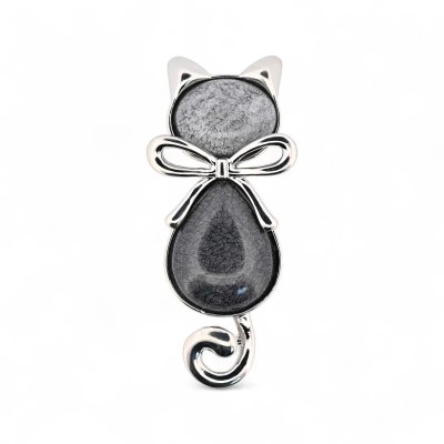 Vorderansicht der minimalistischen Katzenbrosche Rückansicht, runder hellgrauer marmorierter Kopf-Cabochon, anthrazitfarbener Tr