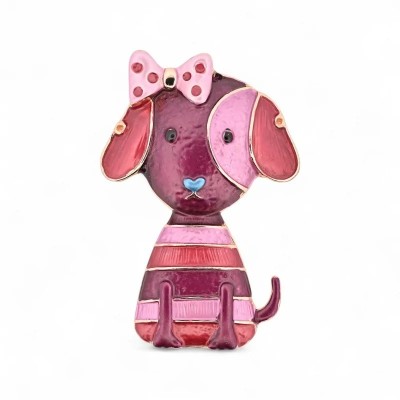 Vista frontal del broche cachorro kawaii, cara en esmalte ciruela con orejas caídas asimétricas rosa frambuesa y lila, naricita 