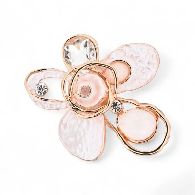 Vista frontal del broche flor nácar, corazón esculpido oro rosa con perla rosa, dos pétalos en nácar, gran lágrima de cristal tr