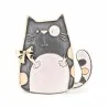 Vista frontale della spilla gatto cartoon con occhio grande, corpo chibi grigio antracite con sguardo monocolo asimmetrico, panc