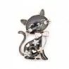 Vista frontal del broche gato negro vintage, gato negro brillante sentado con ojos cerrados durmiendo en pestañas oro rosa, lazo