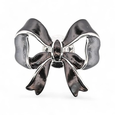 Vorderansicht der schwarzen Schleifen-Brosche, skulpturales 3D-Band in glänzendem Gunmetal-Email mit Satin-Plissee-Effekt, zentr