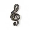 Vista frontal del broche clave de sol negro, profundo esmalte guilloché negro con textura a pincelada radiante, cuatro cabujones