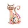 Broche gato bohemio en oro rosa con barriga crema, rombos turquesa, collar y cola frambuesa, flor verde menta en la pata, magnét