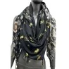 Foulard quadrato patchwork nero 140x140 cm con pannello nero uni cosparso di piume oro, pannello swirl nero-marrone, pannello an