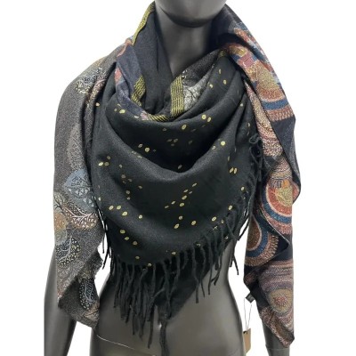 Maxi sciarpa coperta quadrata nera 140 cm con pannelli paisley e mandala: faccia dominante nero opaco cosparsa di pois oro e att
