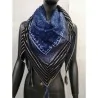 Lenço quadrado étnico bandana azul índigo 120 cm com detalhes dourados: fundo índigo profundo em viscose com painel central rose