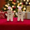 Par de brincos boneco de gengibre em acrílico, corpo bolacha bege com caracol de glacé branco pintado, bochechas rosa, laço papi