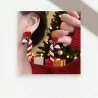 Pendientes bastón de caramelo llevados en el lóbulo frente al árbol, jersey rojo de punto visible, tacha corazón rojo glitter en