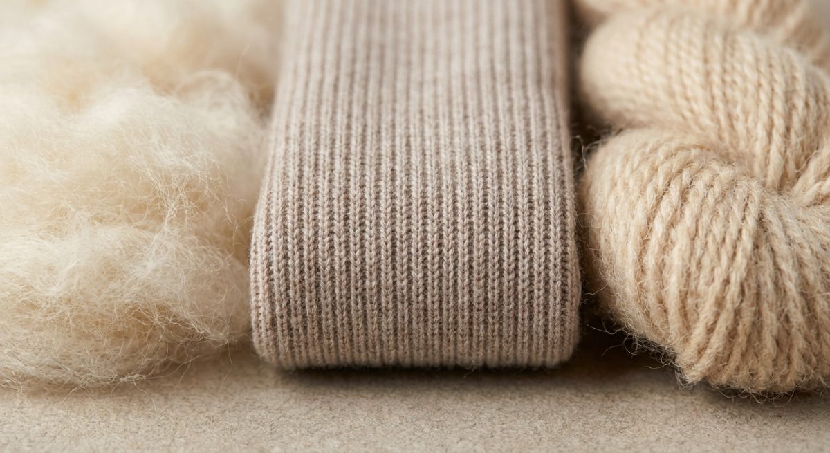 Gros plan macro des textures de cachemire, merinos et alpaga cote a cote