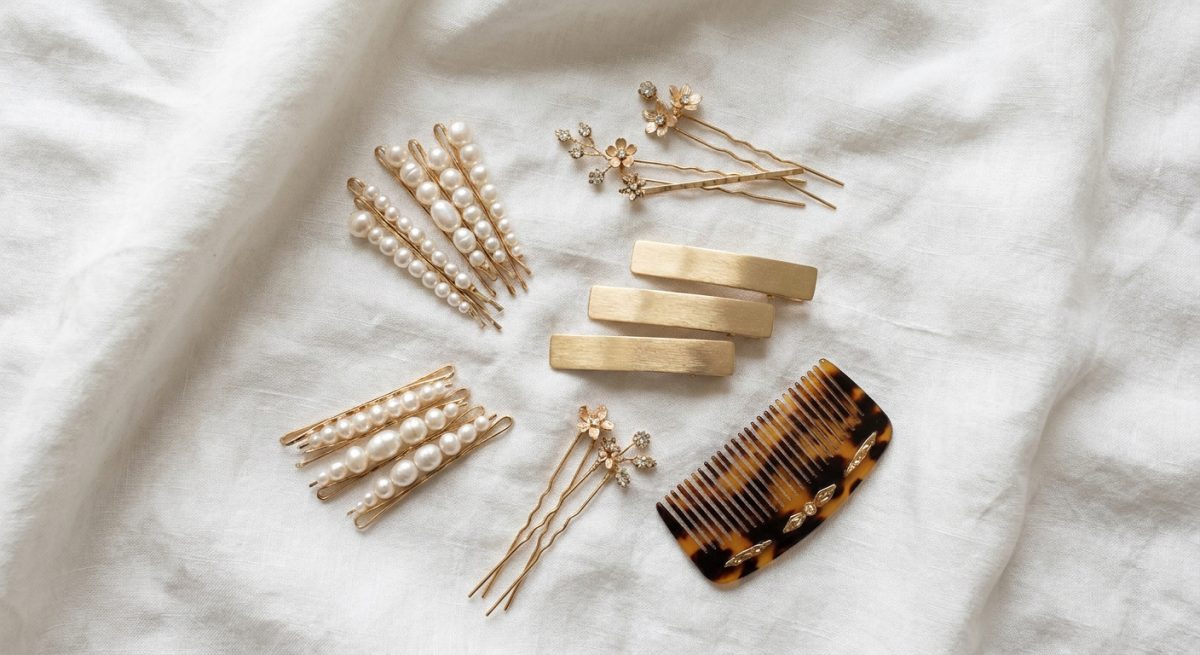 Accessoires de coiffure pour invitée de mariage posés sur un tissu en lin