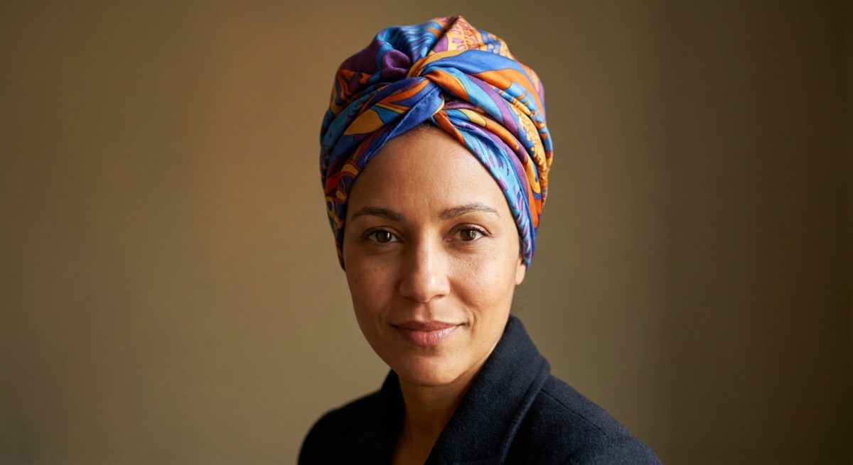 Gros plan d'un turban réalisé avec un foulard coloré, torsade nouée sur le devant