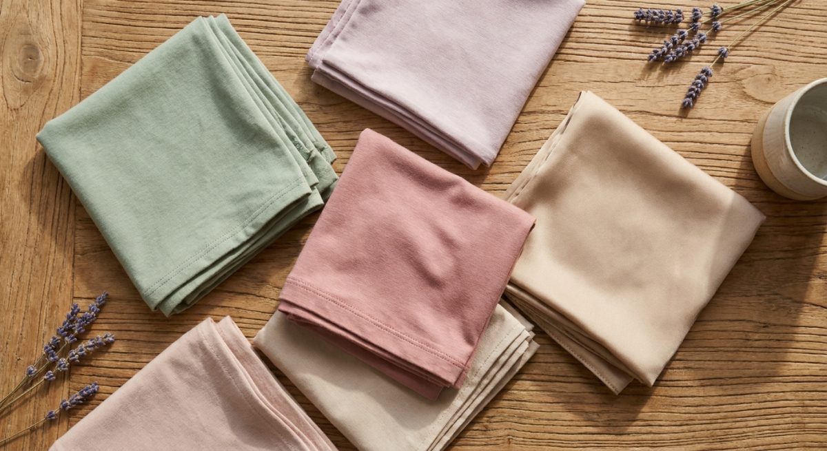 Foulards en coton, bambou et satin aux tons doux posés à plat