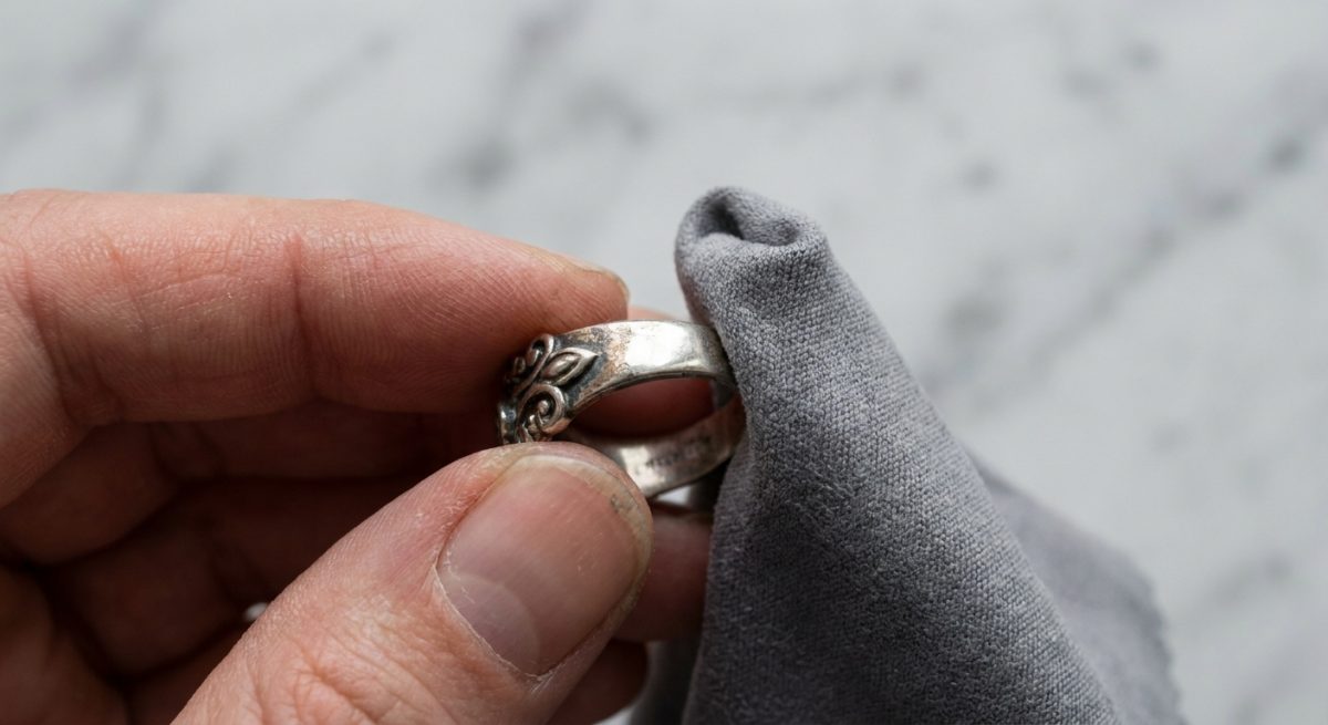 Bague fantaisie argentée ternie nettoyée avec un chiffon microfibre
