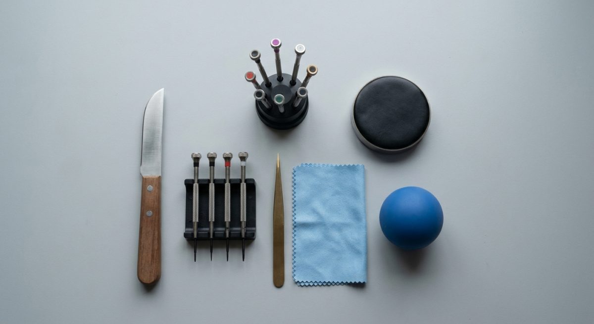 Outils pour changer la pile d'une montre : couteau d'horloger, tournevis de précision, brucelles