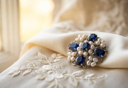 Broche de mariage : mariée, invitée, témoins et mère de la mariée