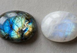 Pierre de lune ou labradorite : comment les distinguer