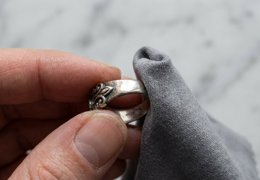 Comment nettoyer une bague fantaisie ternie : 6 méthodes douces