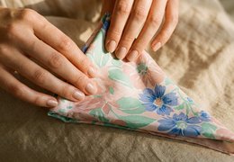 Comment nouer un foulard carré : 8 nouages essentiels