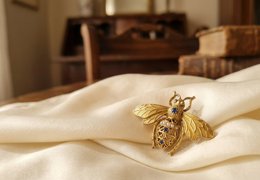La symbolique de l'abeille en bijou : entre Napoléon, écologie et tradition